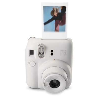 Câmera instantânea branca Instax L12 com foto saindo