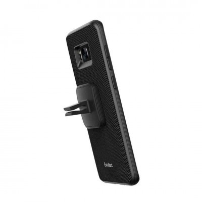 Telemóvel preto com capa texturizada e suporte de clipe dentro do carro