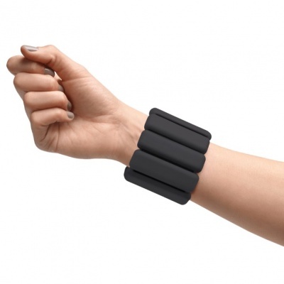 Pulseira preta segmentada no pulso