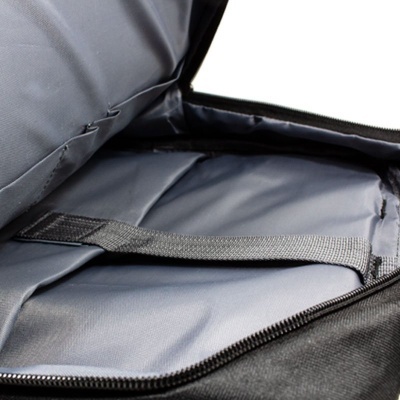 Interior de mala de transporte preta com tampa aberta mostrando forro cinzento e alça interna