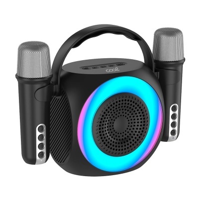 Sistema de karaoke portátil preto com luzes LED azuis e roxas e dois microfones prateados