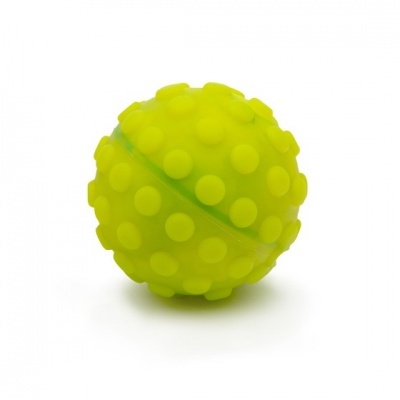 Bola de borracha verde fluorescente com textura pontilhada