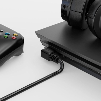 Consola de jogos preta com comando e auscultador preto