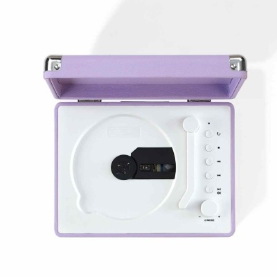 Gira-discos portátil lilás com interior branco e botões