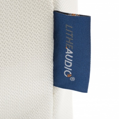 Etiqueta azul com texto LITHE AUDIO presa a tecido branco texturizado