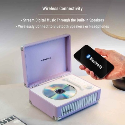 Leitor de CD portátil lilás aberto com CD dentro e smartphone ao lado com símbolo Bluetooth no ecrã