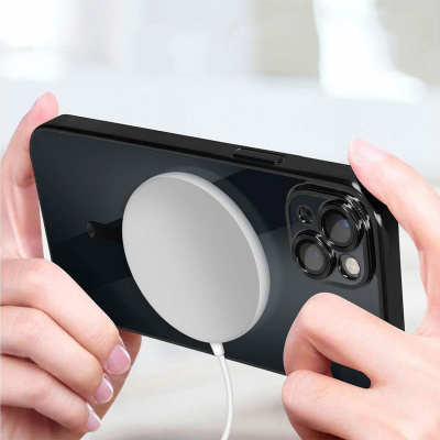 Smartphone preto com carregador magnético branco circular ligado na parte traseira