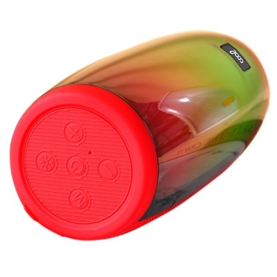 Garrafa térmica colorida com tampa vermelha em fundo branco