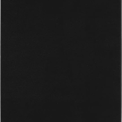 Caderno preto com capa lisa e elásticos para fechar