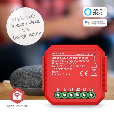 Módulo eletrônico vermelho para abridor de portão com especificações, ícones de Alexa e Google Home ao fundo