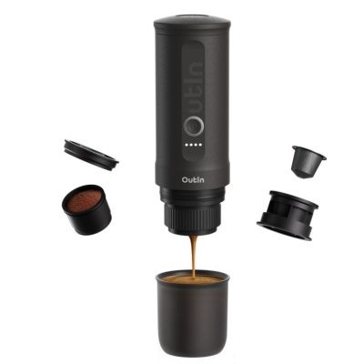 Cafeteira portátil preta com componentes desmontáveis a servir café num copo preto