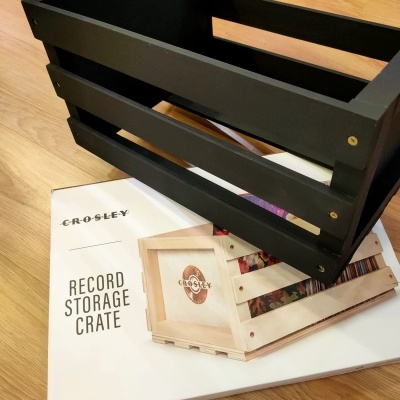 Caixa de armazenamento preta CROSLEY sobre caixa branca com texto e imagem