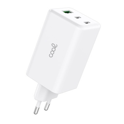 Adaptador de parede branco com tomadas e porta USB.