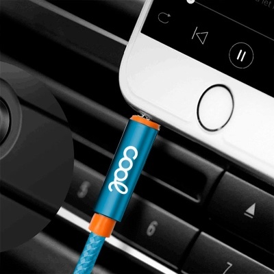 Cabo carregador azul com conector laranja com texto 'Cool' ligado a smartphone branco no carro
