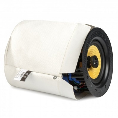 Coluna de som com cone amarelo e capa branca de proteção