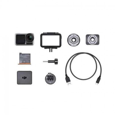 câmara de ação preta com acessórios e cabo usb sobre fundo branco
