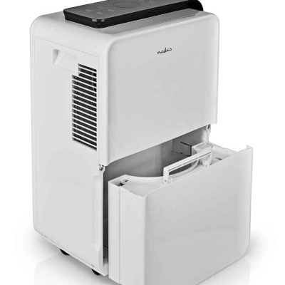 Desumidificador branco com painel preto e depósito removível aberto.