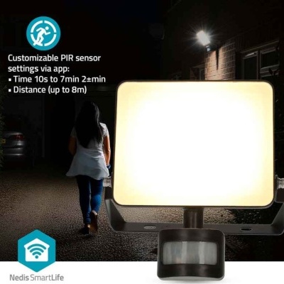 Luz de segurança LED retangular com sensor PIR num ambiente noturno