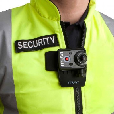 Câmara de vídeo MUVI fixada num colete de alta visibilidade com etiqueta SECURITY