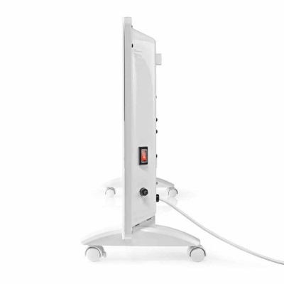 Aquecedor eléctrico branco visto de lado com base e rodas