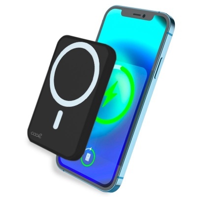 Telemóvel azul a carregar com carregador sem fios preto