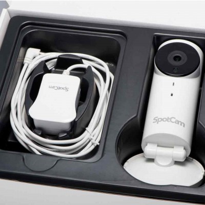 Câmara SpotCam branca com cabos e adaptador em embalagem preta