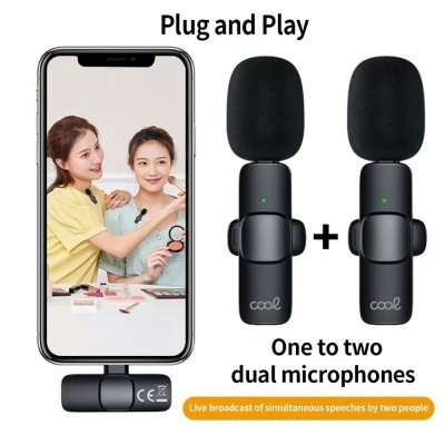 Smartphone com microfone plugado e dois microfones portáteis pretos com espuma preta