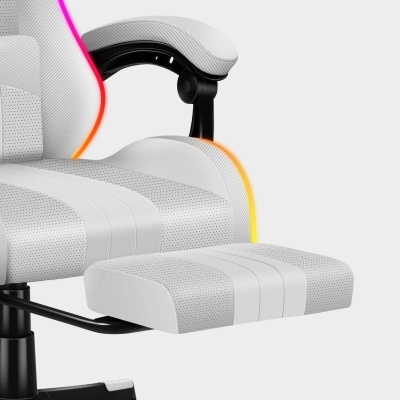 Cadeira de escritório branca com apoios de braços e descanso de pernas