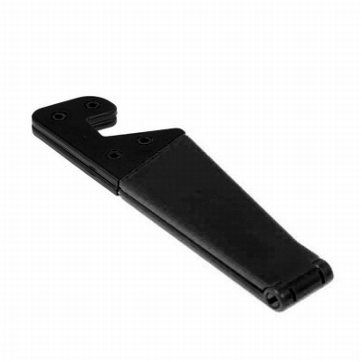 Peça preta de plástico com orifícios e articulação numa extremidade