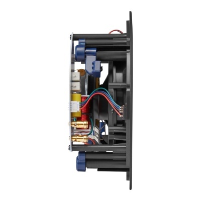 Componente eletrônico lateral preto com bobinas douradas e fios coloridos