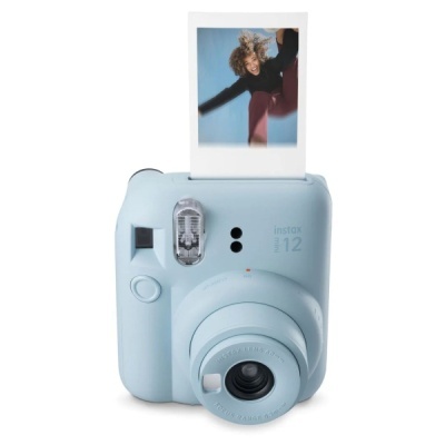 Câmara instantânea azul clara Instax Mini 12 com fotografia saída