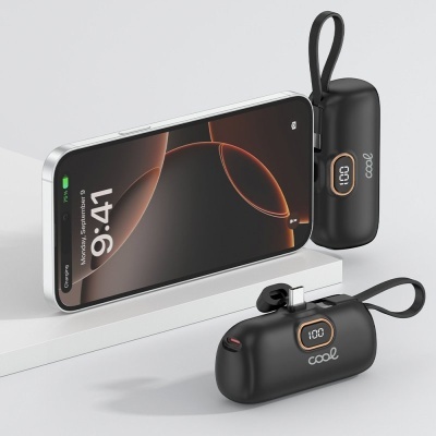 Carregador portátil preto com display digital e smartphone branco com ecrã ligado