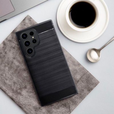 Capa protetora preta para smartphone com textura riscada colocada sobre pano cinza junto a chávena de café