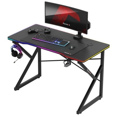 Secretária gaming preta com iluminação LED e acessórios variados