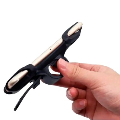 Suporte de bicicleta preto para telemóvel com um telemóvel dourado segurado numa mão