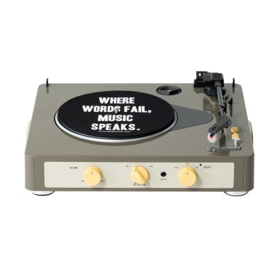 Giradiscos retro cinzento com texto 'WHERE WORDS FAIL, MUSIC SPEAKS.' no tapete do prato