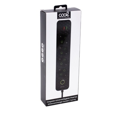 Régua de tomadas universal preta com 7 portas na embalagem