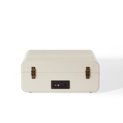 Caixa branca com textura e fechos metálicos em fundo branco