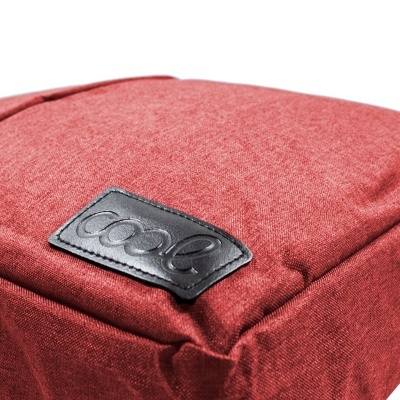 Bolsa ou mochila vermelha com etiqueta preta 'cool'