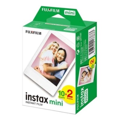 Caixa verde e branca de filme instantâneo Fujifilm Instax Mini com imagem de duas mulheres num retrato instantâneo.
