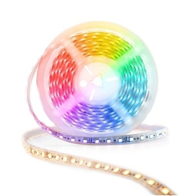 Bobina de fita LED multicolorida em fundo branco