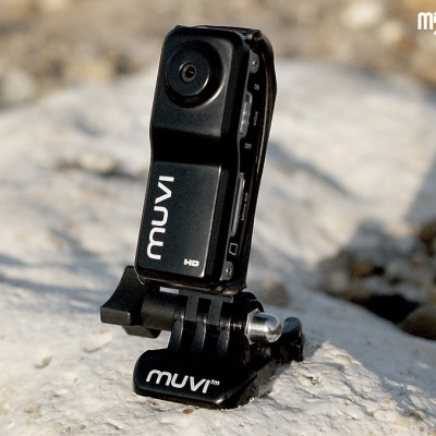 Câmara de ação preta MUVI HD montada em suporte preto sobre rocha clara