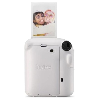 Câmara instantânea branca Instax com foto impressa de duas pessoas sorridentes