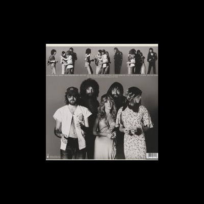 Grupo de pessoas com roupas casuais em foto preto e branco