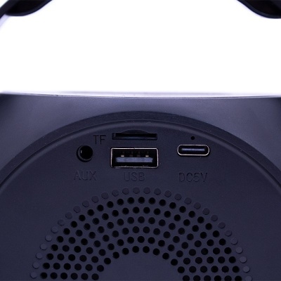 Portas AUX, TF, USB e USB-C numa coluna de áudio preta