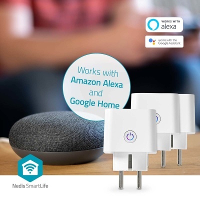 Dispositivo inteligente redondo e adaptadores brancos compatíveis com Alexa e Google Home