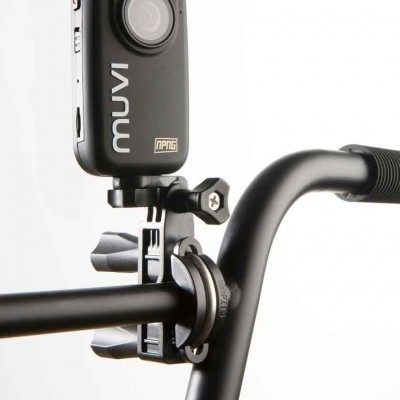 Câmara de ação preta montada numa barra preta curva com peça de fixação