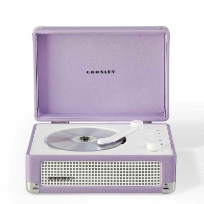 Tocadiscos portátil vintage lilás da marca CROSLEY com disco compacto prateado