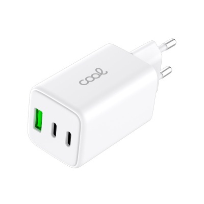 Carregador USB branco com duas portas tipo C e uma tipo A, plugue europeu