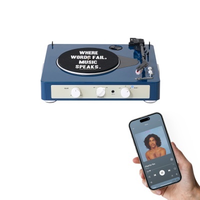 Toca-discos azul com frase e mão a segurar smartphone com app de música